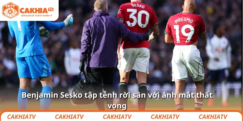 Benjamin Sesko tập tễnh rời sân với ánh mắt thất vọng