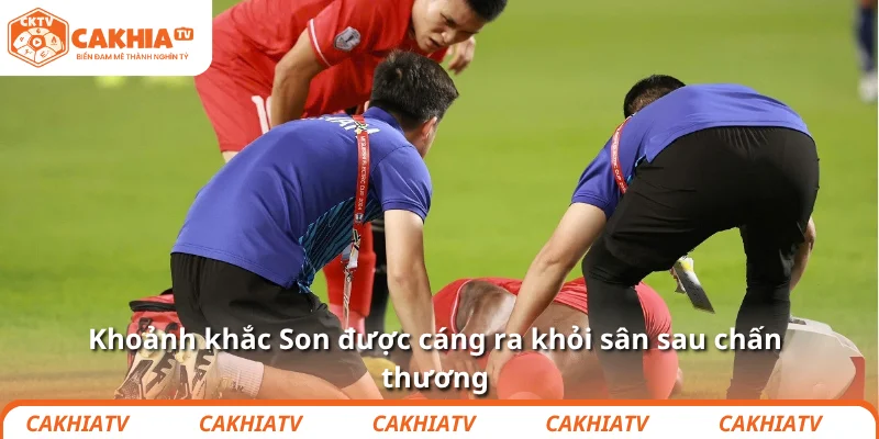 Khoảnh khắc Son được cáng ra khỏi sân sau chấn thương